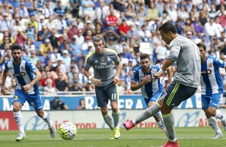 Cristiano Ronaldo promuje penaltu v utkn proti Espanyolu.