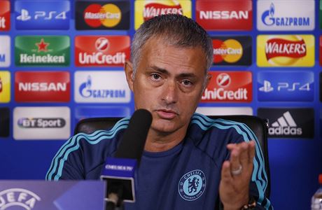 Trenér Chelsea José Mourinho na tiskové konferenci.