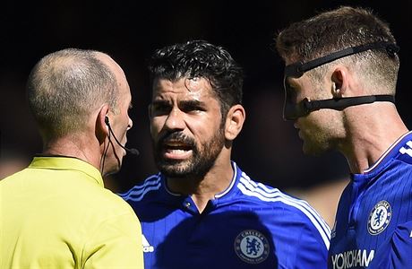 Diego Costa (uprosted) z Chelsea se dohaduje s rozhodím bhem utkání s...