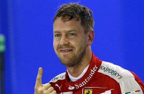 Sebastian Vettel z Ferrari slaví zisk pole position v Singapuru.
