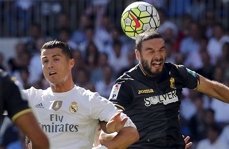 Cristiano Ronaldo (vlevo) z Realu Madrid v souboji s Davidem Lombanem z Granady.