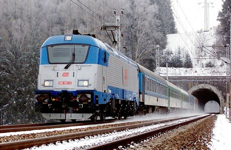 Lokomotiva ady 380 nazývaná Zátopek. O dodávku tchto stroj se spor vede.