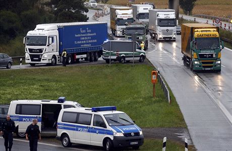 Nmecká policie kontroluje auta, dodávky a kamiony na dálnici A3 na hranici...