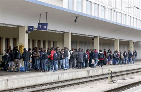 Migranti ekaj na vlak na vdeskm ndra.