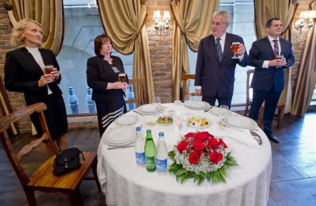 Prezident Milo Zeman s manelkou Ivanou (druh zleva) zakonili 17. z...