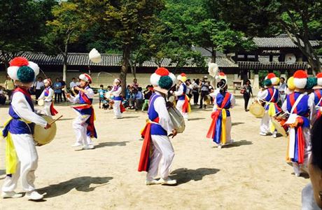 Tradiní korejský tanec: mui jemným pohybem roztáejí nad hlavou stuhu. Rytmus...