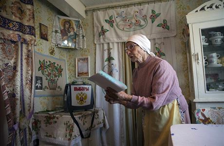 Ptaosmdesátiletá Galina Shalygina vhazuje lístek do penosné volební urny.