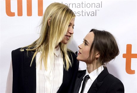 Hereka Ellen Pageová (vpravo) dorazila na premiéru svého filmu Freeheld s...