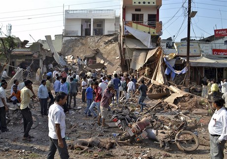 Výbuchy v Indii si vyádaly nejmén 82 lidských ivot.