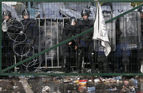 Policisté hlídají maarskou hranici v oblasti pechodu Horgo-Röszke.