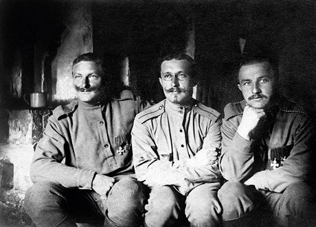Otakar Husák (uprostřed) s dalším pozdějším generálem Václavem Šidlíkem...