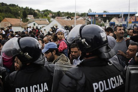 Uprchlíci na chorvatsko-slovinských hranicích ekají, zda se policejní kordon...