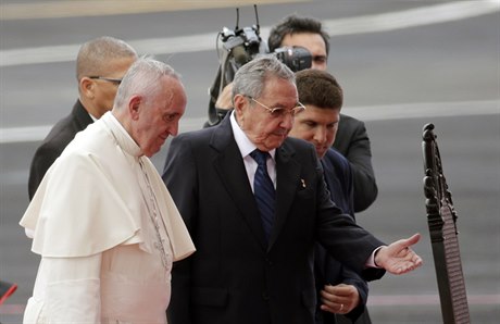 Pape Frantiek doprovázen kubánským prezidentem Raúlem Castrem