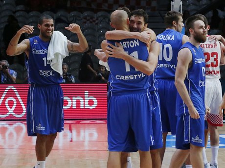 etí basketbalisté se radují z postupu do tvrtfinále ME.