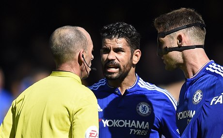 Diego Costa (uprosted) z Chelsea se dohaduje s rozhodím bhem utkání s...