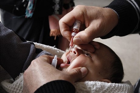 Očkování dětí proti obrně (ilustrační snímek).
