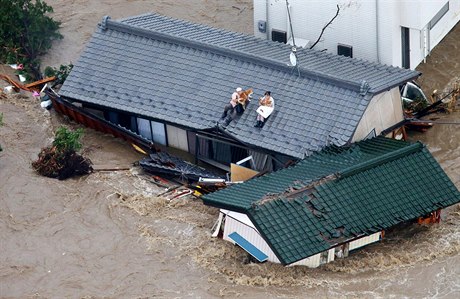 ada obyvatel vyhledala útoit ped velkou vodou na stechách svých dom,...