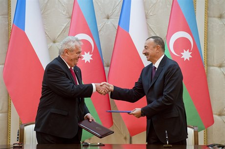 Prezident Milo Zeman (vlevo) a jeho ázerbájdánský protjek Ilham Alijev...