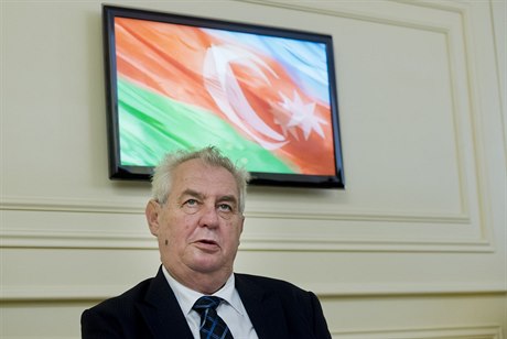 Prezident Milo Zeman hovoí 17. záí v Baku na setkání s novinái v rámci...