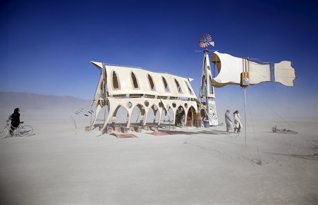 Burning Man je kadoroní festival plný masek, alegorických voz a dalí...