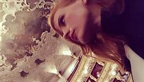 Jessica Chastainov� nav�t�vila v Praze p�edstaven� Verdiho opery Aida.