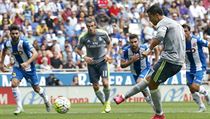 Cristiano Ronaldo promuje penaltu v utkn proti Espanyolu.