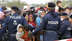 Policie se snaí udret poádek v rakouském  Nickelsdorfu.