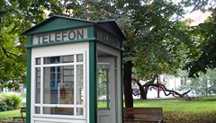 V jednom z místních park lze nalézt i takovouhle telefonní budku.