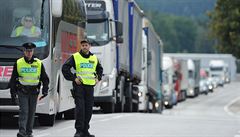 Policist a vojci si na esko-rakouskm pechodu nacvi hranin kontroly