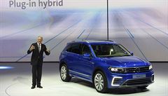 Manaer Volkswagenu  Ulrich Hackenberg pedstavuje nový Volkswagen Tiguan.