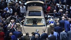 Nové SUV od Bentley vzbudilo na autosalonu veliký zájem veejnosti.