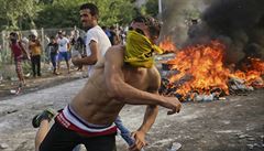 Běženci na protest zapálili pneumatiky. | na serveru Lidovky.cz | aktuální zprávy