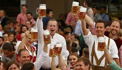 Začal Oktoberfest: do Mnichova směřují davy pivařů, vlaky s uprchlíky jedou jinam