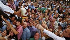 Náv�t�vníci leto�ního ro�níku Oktoberfestu se sna�í uko�istit jedno z leto�ních...