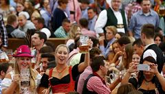 128. ro�ník Oktoberfestu. Náv�t�vníci si vychutnávají první leto�ní piva.