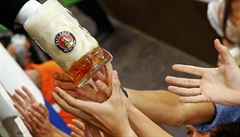 První piva letoního Oktoberfestu míí mezi návtvníky...