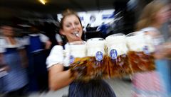 Servírka, nesoucí tupláky na v sobotu zahájeném ro�níku tradi�ního Oktoberfestu.