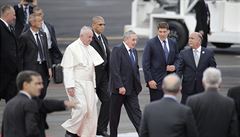 Pape s Frantiek jde vedle Raúla Castra po pistání v Havan