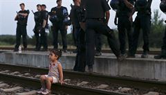 Malá uprchlice sedí na kolejích v chorvatském Tovarniku.