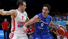 Kapitán �eského týmu Ji�í Welsch se probíjí do podko�ového prostoru v zápase s...