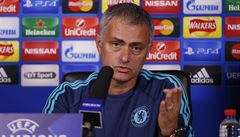 Trenér Chelsea José Mourinho na tiskové konferenci.