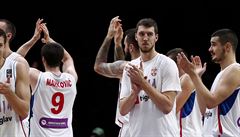 Srbtí basketbalisté se radují z vítzství.