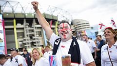 DOBRÁ NÁLADA. Fanouci Anglie ped stadionem v Londýn, který hostil zahajovací...
