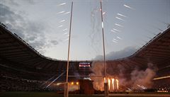 PLAMENY I OHOSTROJ. Pohled na zaplnný stadion Twickenham v Londýn.