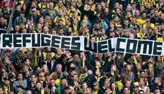 Uprchlíci, vítejte! Fotbaloví fanoušci v Německu razí otevřenost, Češi opak