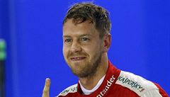 Sebastian Vettel z Ferrari slaví zisk pole position v Singapuru. | na serveru Lidovky.cz | aktuální zprávy