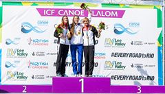 Vodní slalomá�ka Kate�ina Kud�jová na stupních vít�z� na mistrovství sv�ta.