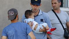 Chorvatský policista drí v náruí syrské dít.