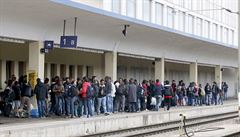 Migranti ekají na vlak na vídeském nádraí.