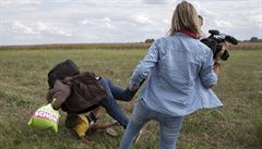 ‚Nejsem bezcitná rasistka.‘ Maďarská kameramanka se omluvila za kopání do běženců